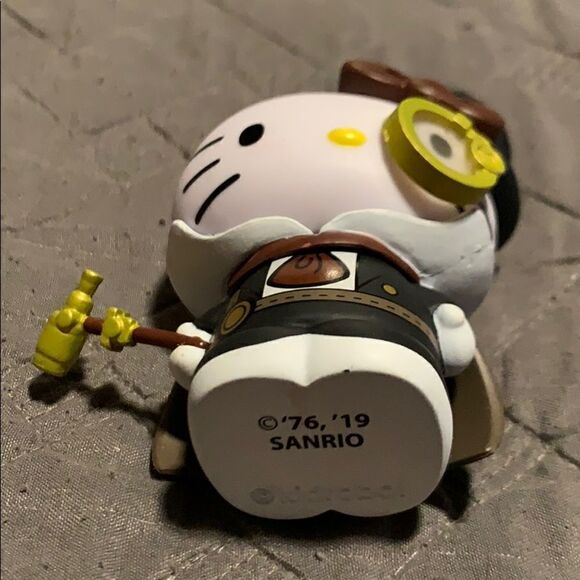 Kidrobot Hello Kitty Steampunk Blindbox - Picture 3 of 4